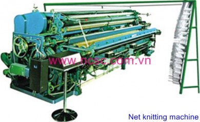 Net knitting machine